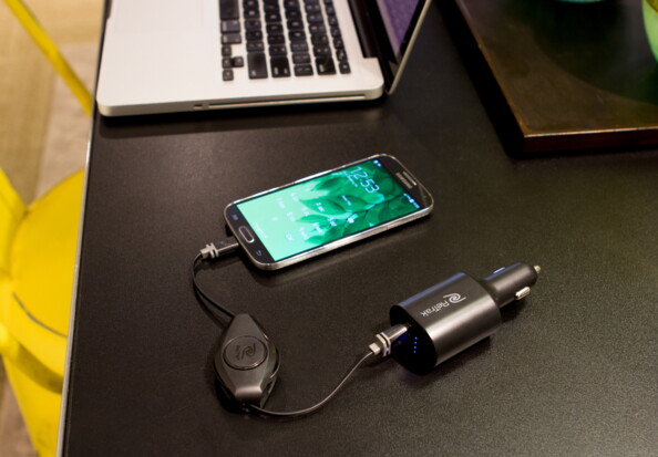 USB-Autoladegerät und 2200-mAh-Powerbank mit einziehbarem Kabel