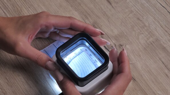 Handliche LED-Lupe mit 3-facher Vergrößerung