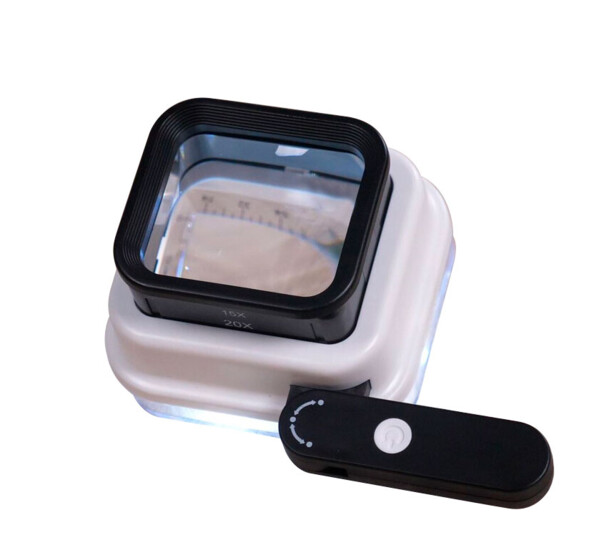 Handliche LED-Lupe mit 3-facher Vergrößerung