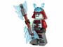 Figurine LEGO Ninjago Blizzard Samurai blanche givrée avec casque bordeaux et torse rouge